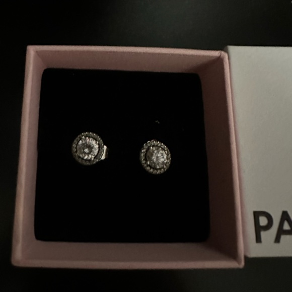 Pandora round sparkle stud - Picture 2 of 3